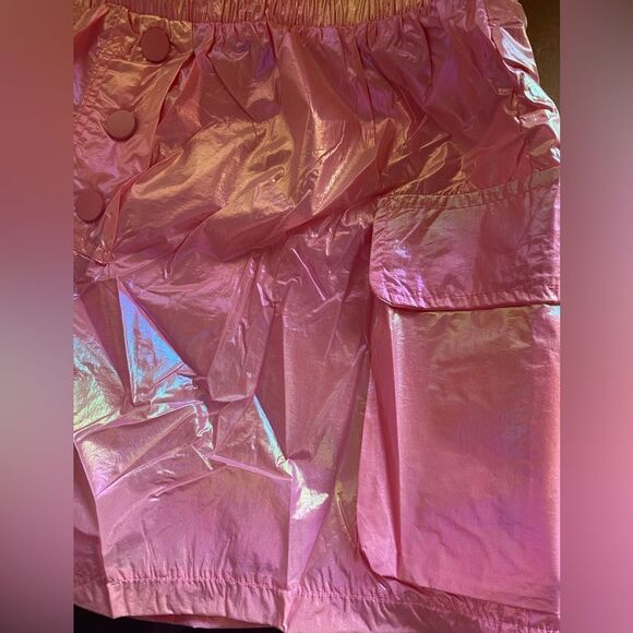 Iridescent pink shorts with elastic waist and pockets on the sides - Picture 7 of 7